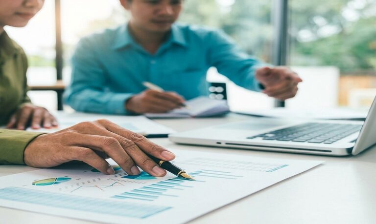 Comando por voz e texto - Assistente inteligente simplifica a rotina e permite realizar transações de forma rápida e intuitiva.