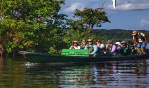 Atividades no Instituto Nacional de Pesquisas da Amazônia (INPA) incluem painéis sobre ESG, afroturismo, pesca esportiva e rodadas de negócios.