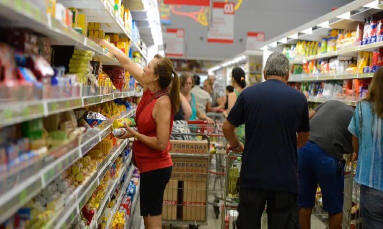 Arroz e queijo passam por processos industriais que podem aumentar sua durabilidade e segurança sem descaracterizar o alimento de origem.