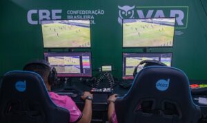 Aulas práticas utilizam jogos amistosos de base no Estádio Carlos Zamith para simular lances reais.