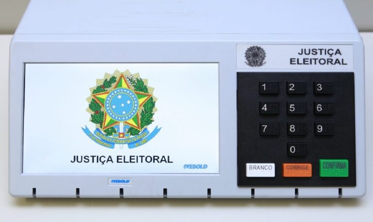 Ausência em debates levanta uma pergunta incômoda sobre participação e responsabilidade na disputa eleitoral.