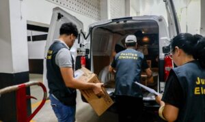 Estiagem dificulta o transporte de urnas para comunidades rurais e ribeirinhas do Amazonas.