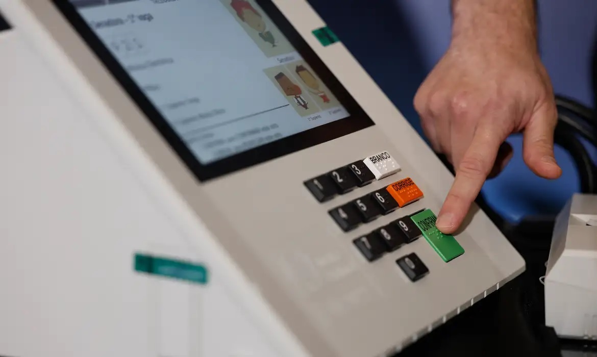 Especialistas lembram que ausência na votação não gera bloqueio imediato do benefício, mas exige atenção aos prazos.