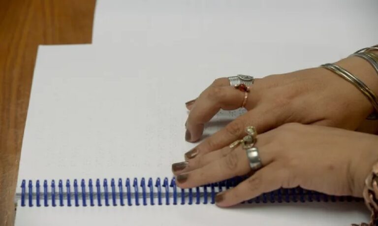 Iniciativa busca solucionar atrasos históricos que deixam estudantes com deficiência visual sem conteúdo no início das aulas.