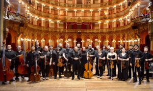 Apresentação reúne instrumentistas de 8 a 14 anos tocando violino, piano e contrabaixo ao lado de músicos profissionais.