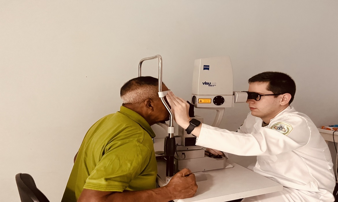 Exames dos olhos também podem revelar alterações associadas a doenças como diabetes e hipertensão arterial.