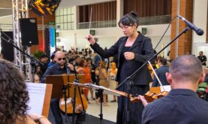 Nascida na Venezuela, a jovem musicista acumula experiências como spalla e estudante de regência do Liceu Claudio Santoro.
