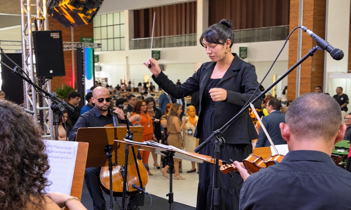 Nascida na Venezuela, a jovem musicista acumula experiências como spalla e estudante de regência do Liceu Claudio Santoro.