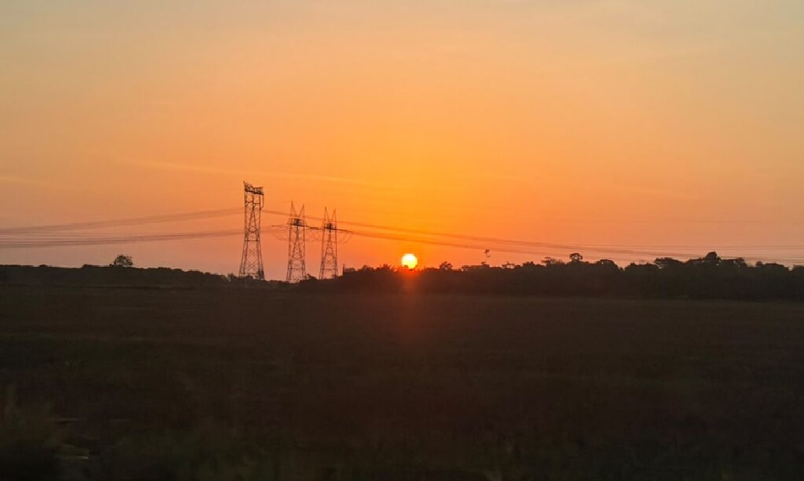 Previsão de temperaturas até 2°C acima da média histórica, impulsionada pelo El Niño, exige inspeções e reforço de transformadores em diversas regiões paraenses.