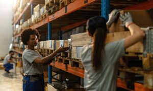 Teto de faturamento anual de R$ 81 mil terá reajuste gradativo nos próximos anos, acompanhado de regras específicas para contratação e imposto fixo.