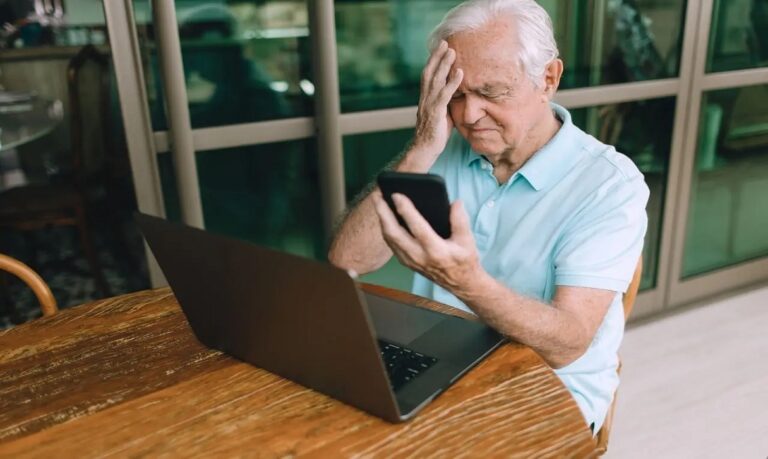 Embora 96% tenham celular com internet e aplicativos, quase 54% já deixaram de comprar ou entrar em contato com empresas por esse canal.